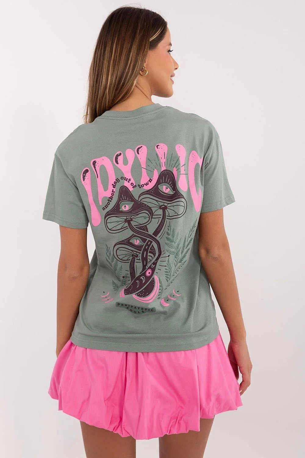 T-shirt graphique audacieux et jupe évasée rose vif femme ensemble mode moderne