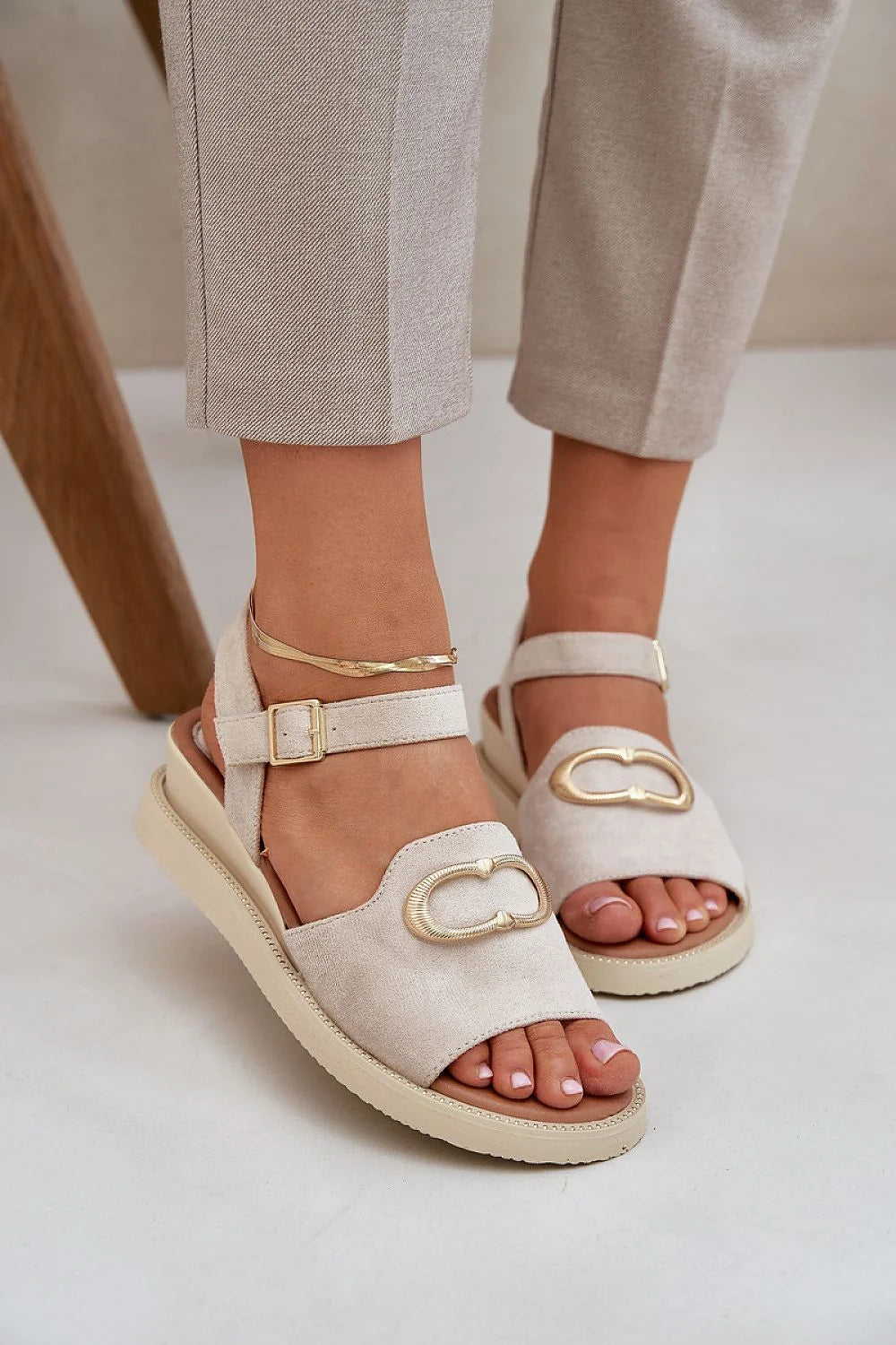 sandales vegan Jezzi daim beige plateforme compensée semelle crantée légère lanières larges sangle réglable boucle dorée anneau bijou