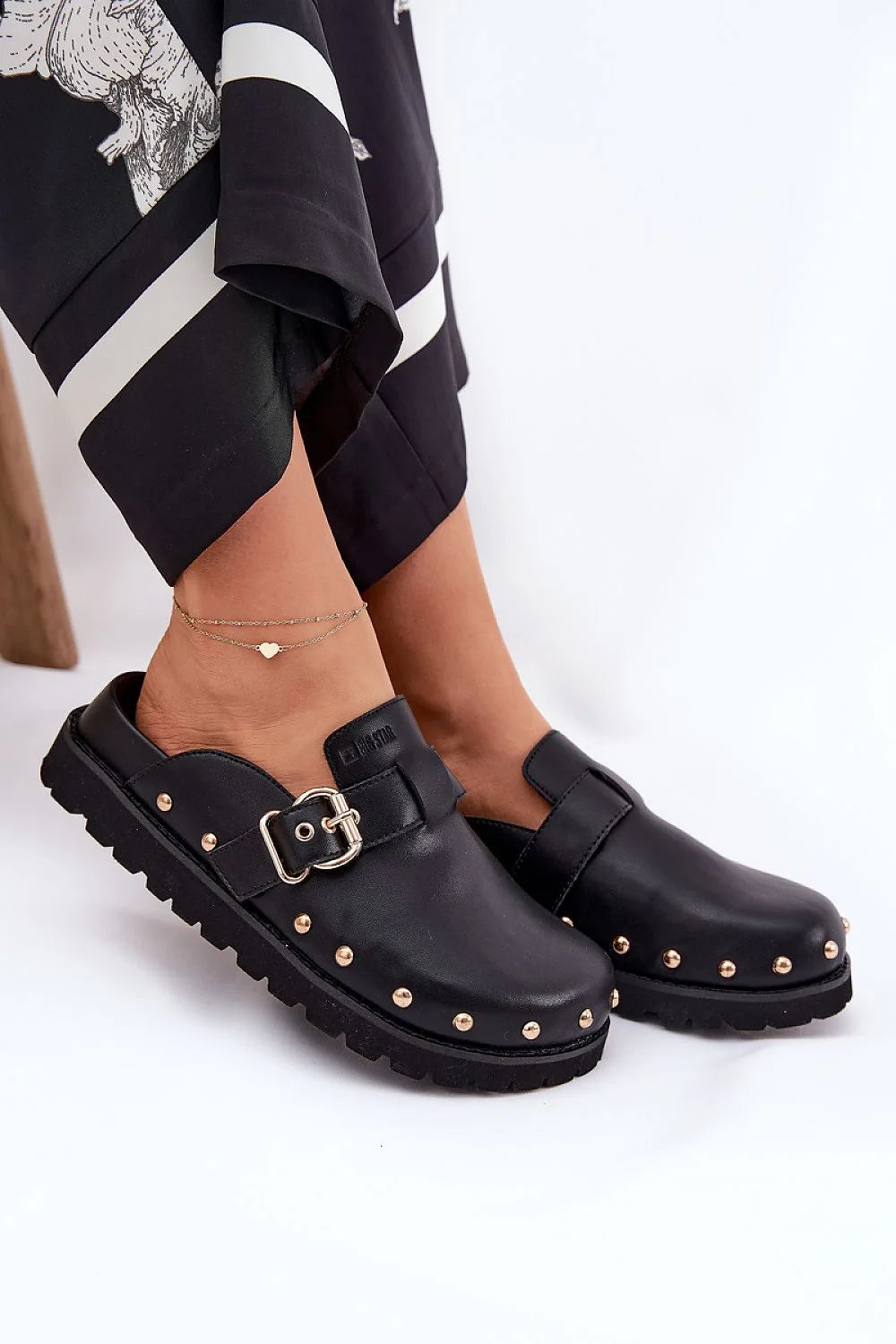 Sabots femmes style moderne élégance sabot à clous dorés boucle métallique cuir noir semelle caoutchouc femme été