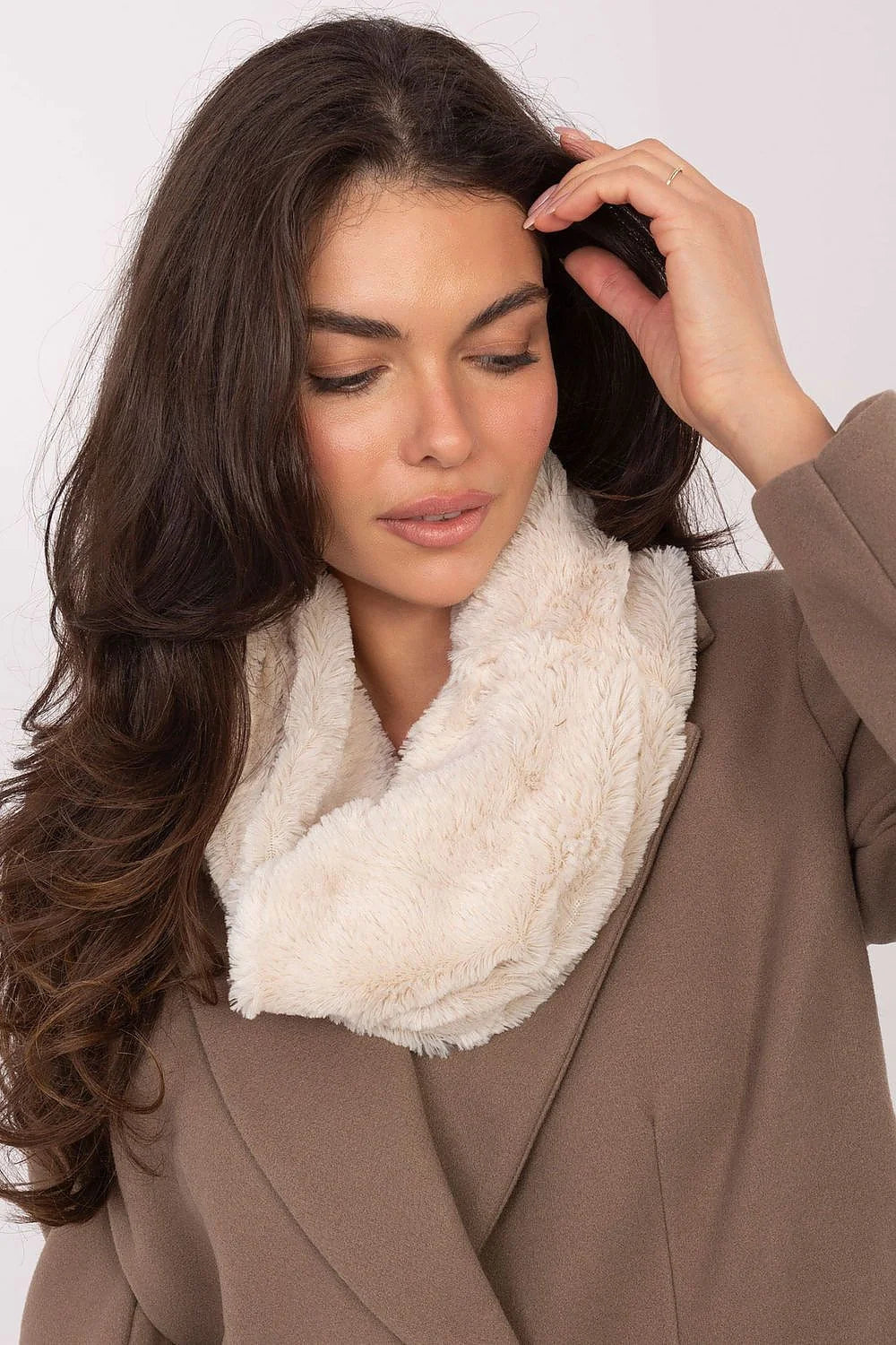 snood écharpe fourrure fausse écrue moelleuse pelucheuse chaude cosy chic élégante luxueuse douce confortable thermique enveloppante tubulaire