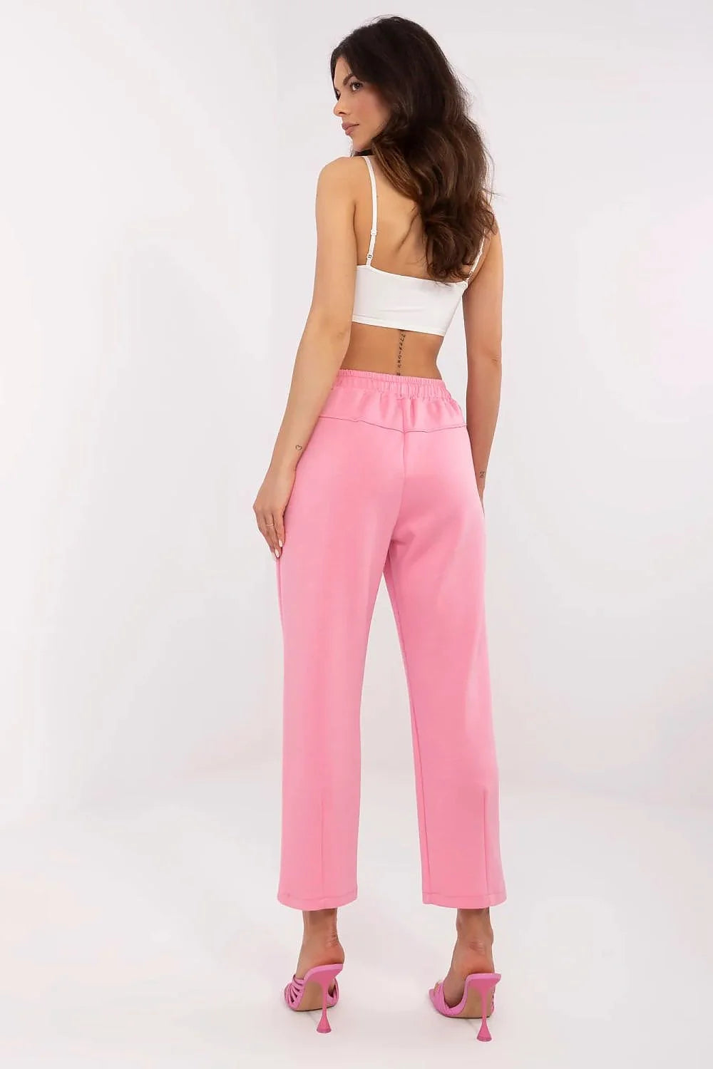 Crop top et pantalon survêtement Italy Moda, rose vif, blanc, tissu extensible, coupe ajustée, mode décontractée, loungewear chic, pantalon droit, femme