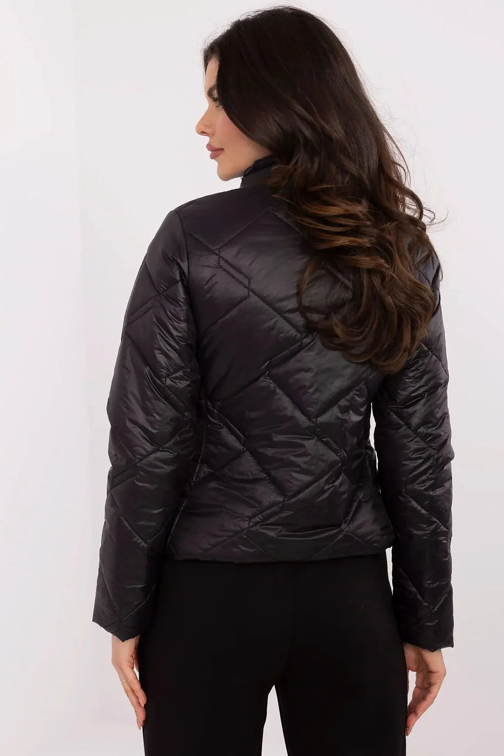 Doudoune pour femme moderne élégante en nylon matelassé noire coupe ajustée col montant poches zippées