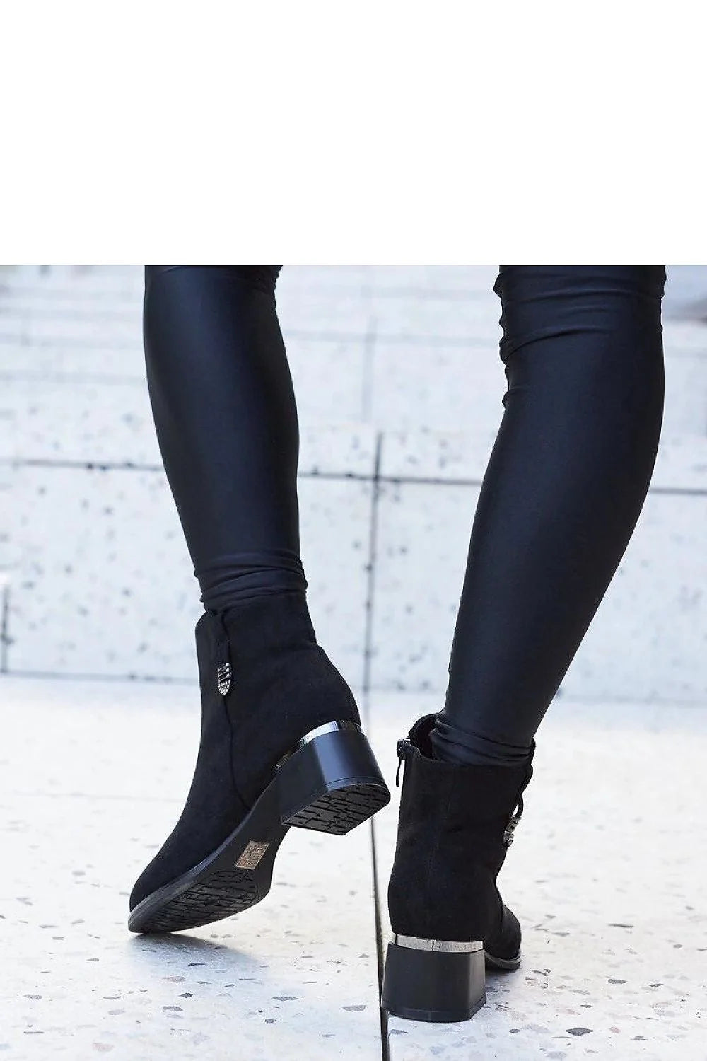 Bottines femmes style moderne éco-cuir noir talon carré moyen zip latéral finitions métalliques occasion quotidienne