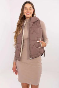 gilet matelassé sans manches courte taupe urbain chic doublure crème capuche col montant fermeture éclair poches passepoilées ajustable