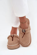chaussons mocassins femmes suédine écologique beige col bordé fausse fourrure bout rond coutures apparentes blanches slipon lacet décoratif doublure pelucheuse