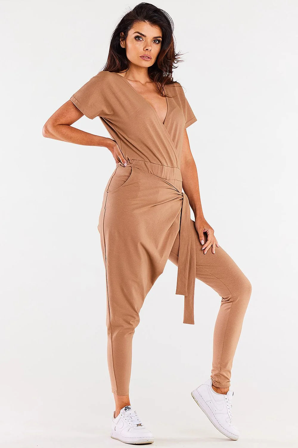 combinaison femme camel jersey stretch coton elasthanne coupe cachecoeur decollete V manches courtes taille elastique lien noue jambes fuselees cheville