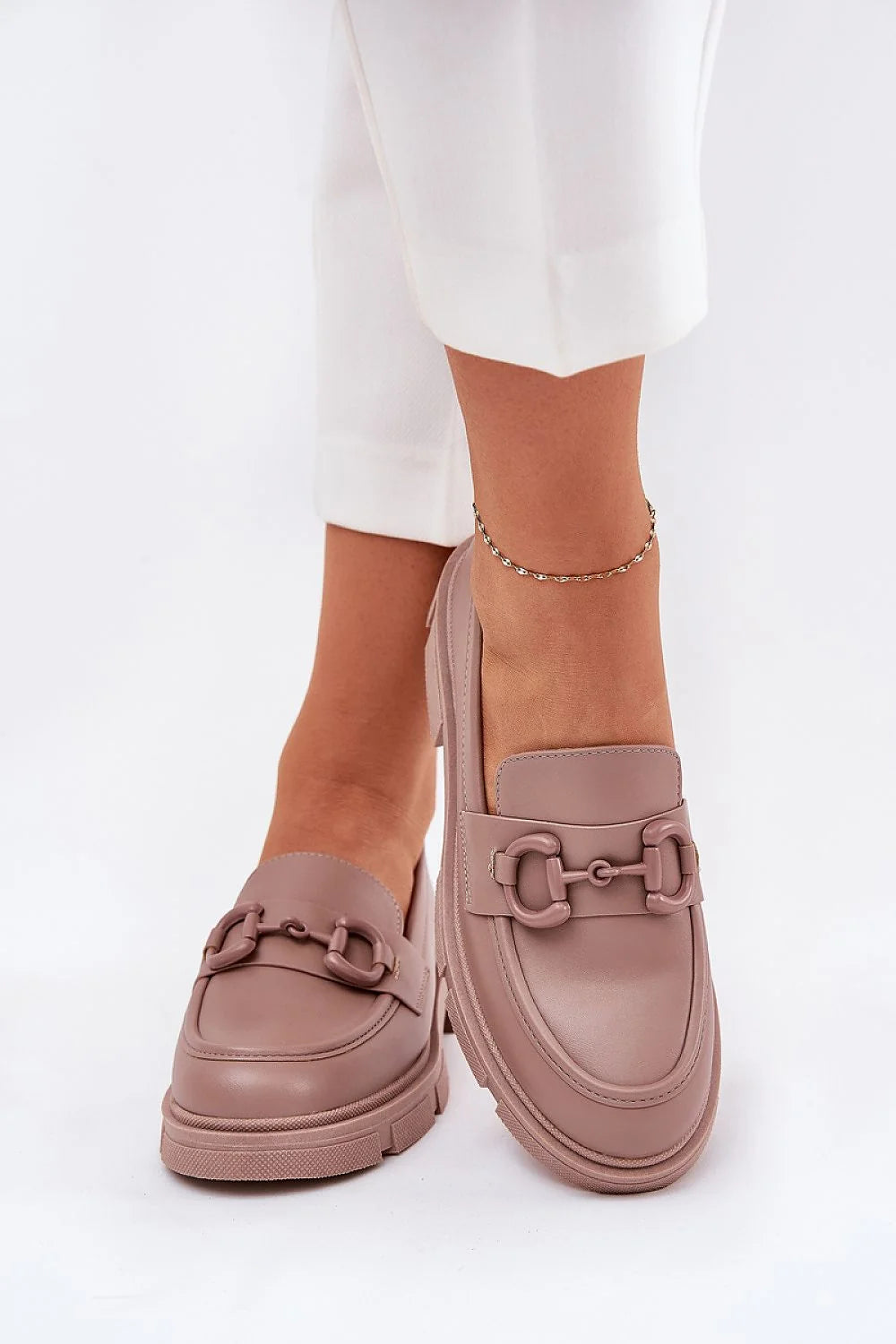 mocassins femme modernes élégants similicuir taupe rosé mors décoratif plateforme basse semelle crantée antidérapante coutures raffinées confortables maintien