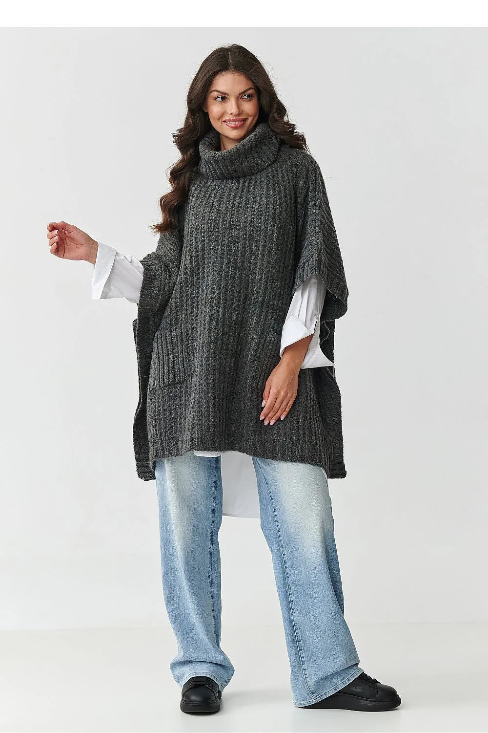 poncho pull femme oversize col roulé haut ample manches coudes poches plaquées grosse maille gaufrée bord côtes doux chaud élégant