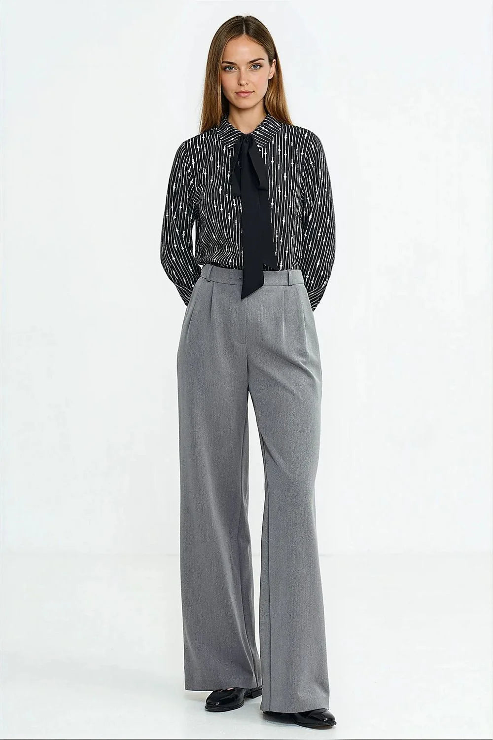 chemise manches longues viscose fluide noir imprimé fines rayures verticales col lavallière noué coupe cintrée poignets boutonnés élégante