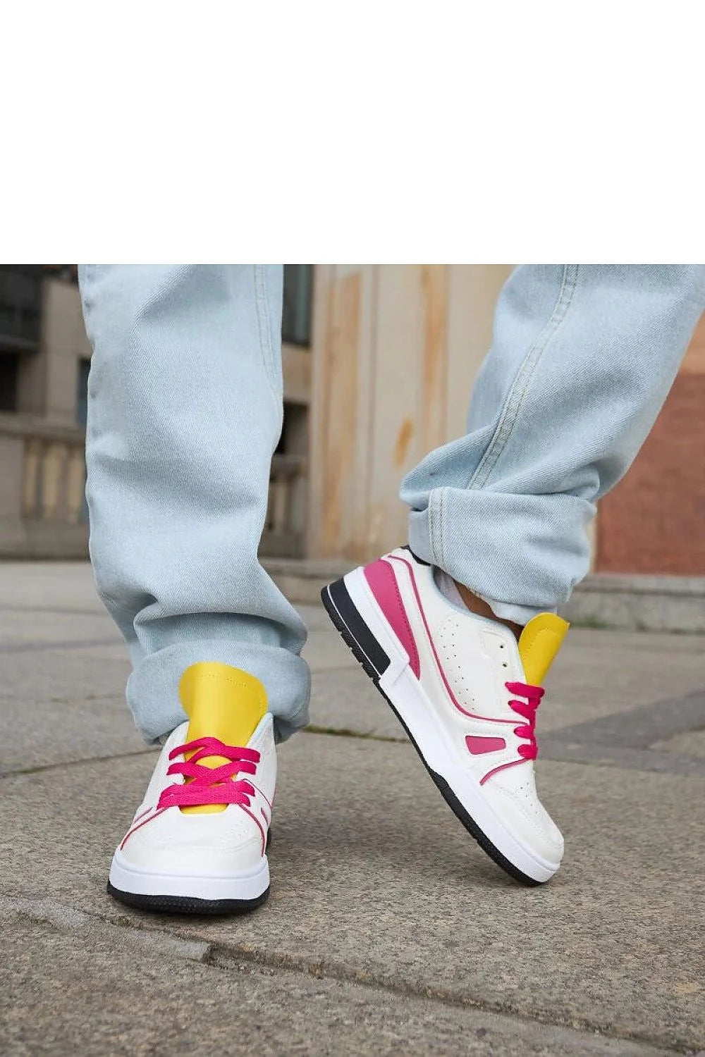 baskets femmes solea blanches accents fuchsia lacets rose vif languette jaune semelle épaisse noire cuir synthétique