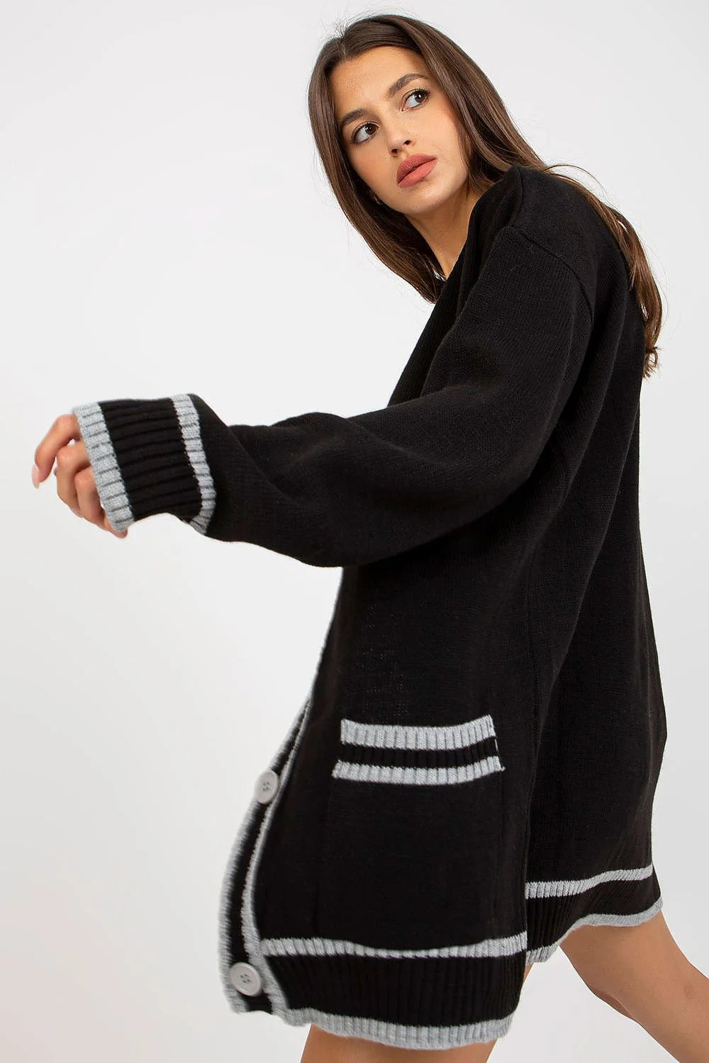 Cardigan long oversize femme couleur verte contrastes blancs manches longues boutons blancs poches latérales