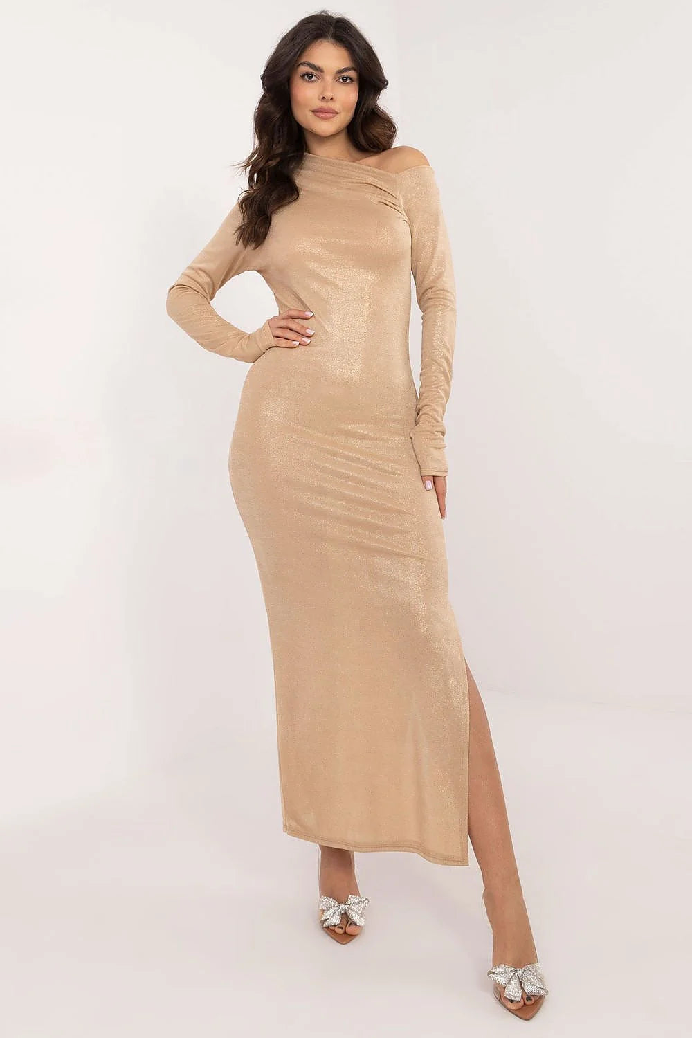 Robe de soirée élégante longue manches longues épaule nue effet satiné doré beige occasion spéciale femme