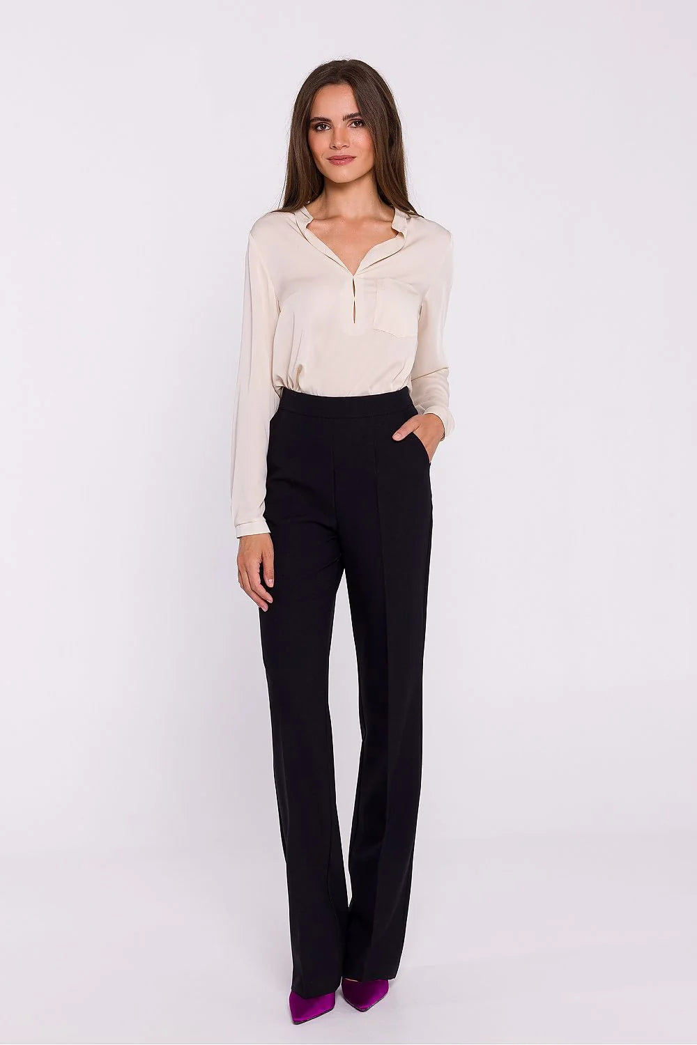Pantalon femme élégant taille haute coupe évasée noir chemisier crème escarpins violet style classique