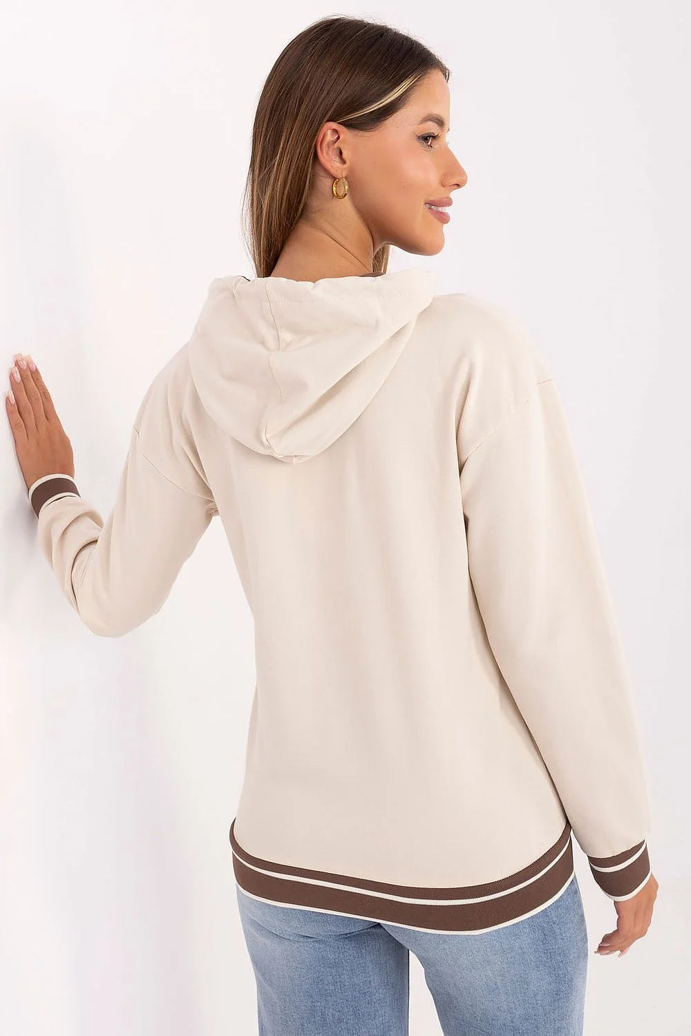 sweatshirt capuche femme beige crème finitions chocolat coupe droite légèrement ajustée manches longues poignets rayés ourlet cordons broderie tonale