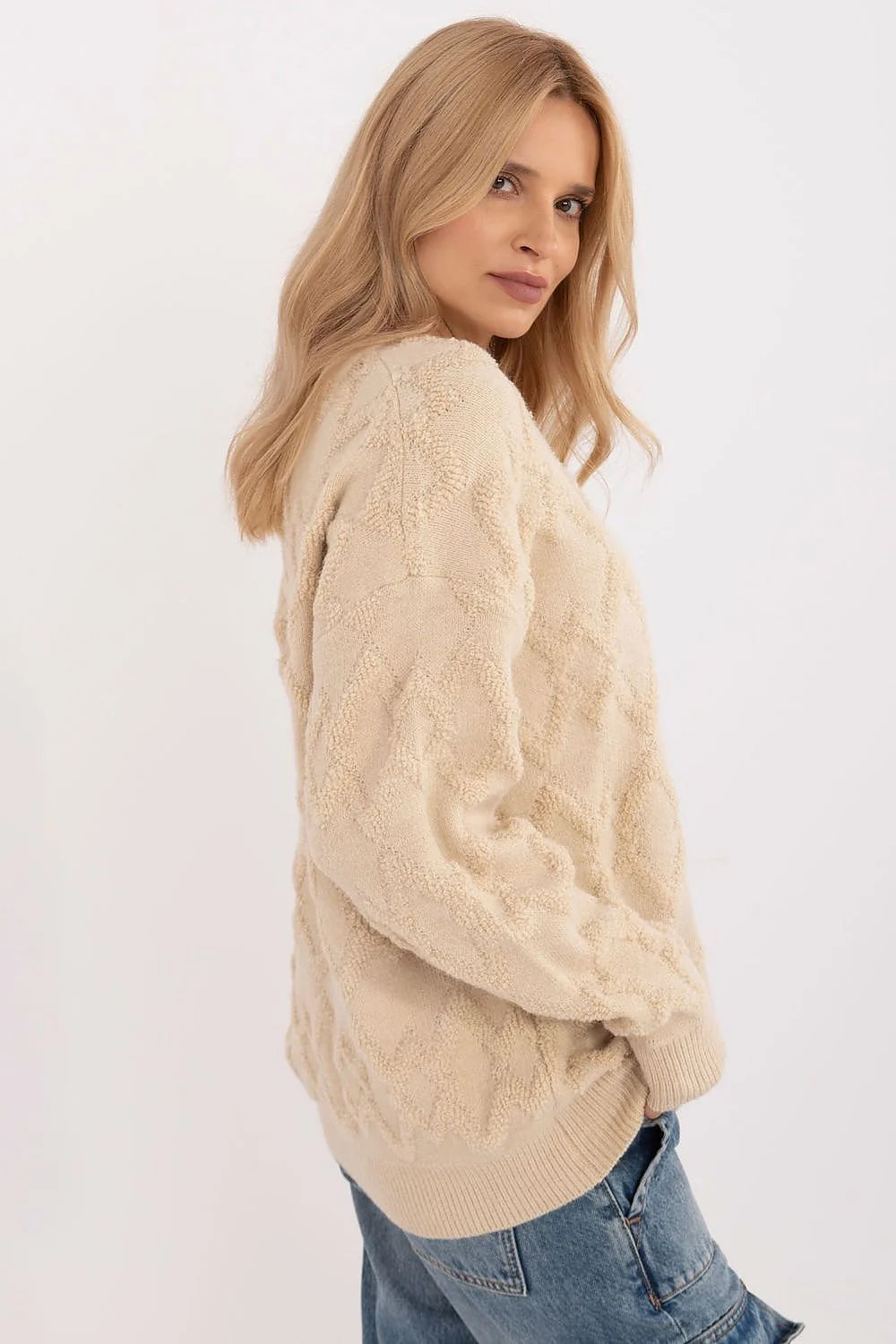 pull femme élégant casual maille tricot motif losange beige oversize col rond manches longues épaules tombantes