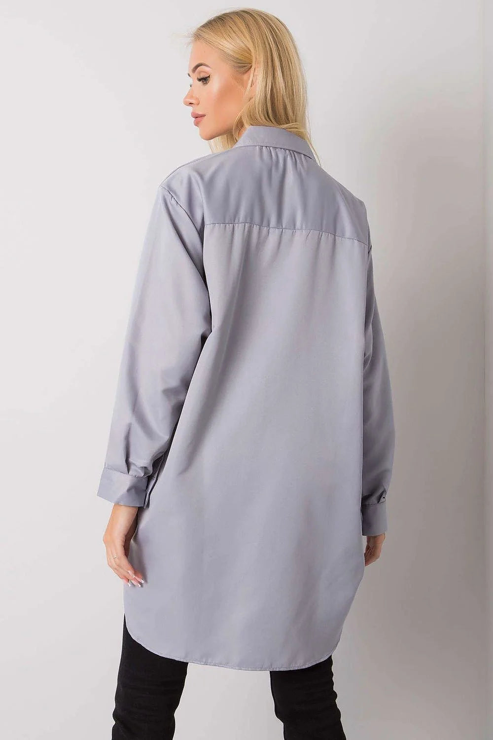 Chemise noire satinée coupe ample élégante manches longues col classique décontractée mode femme moderne