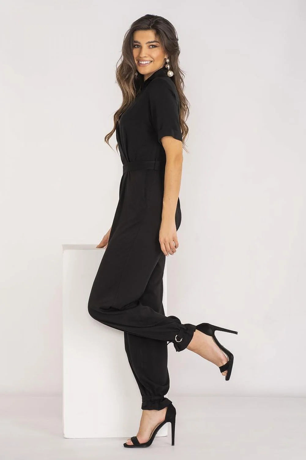 Combinaison élégante pour femme noire style moderne manches courtes taille ajustable poches latérales jambes longues fabrication en Pologne matière confortable