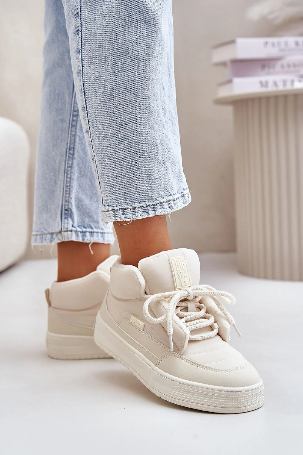 Chaussures de sport modernes pour femmes, style streetwear, tige montante, beige crème, confort et durabilité, semelle caoutchouc, lacets ajustables, logo visible