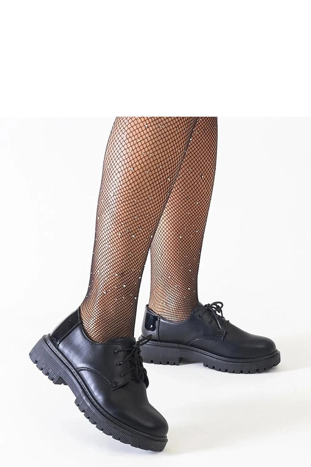 derby femme simili cuir noir lisse bout rond laçage ouvert lacets silhouette chunky semelle épaisse crantée contrefort verni