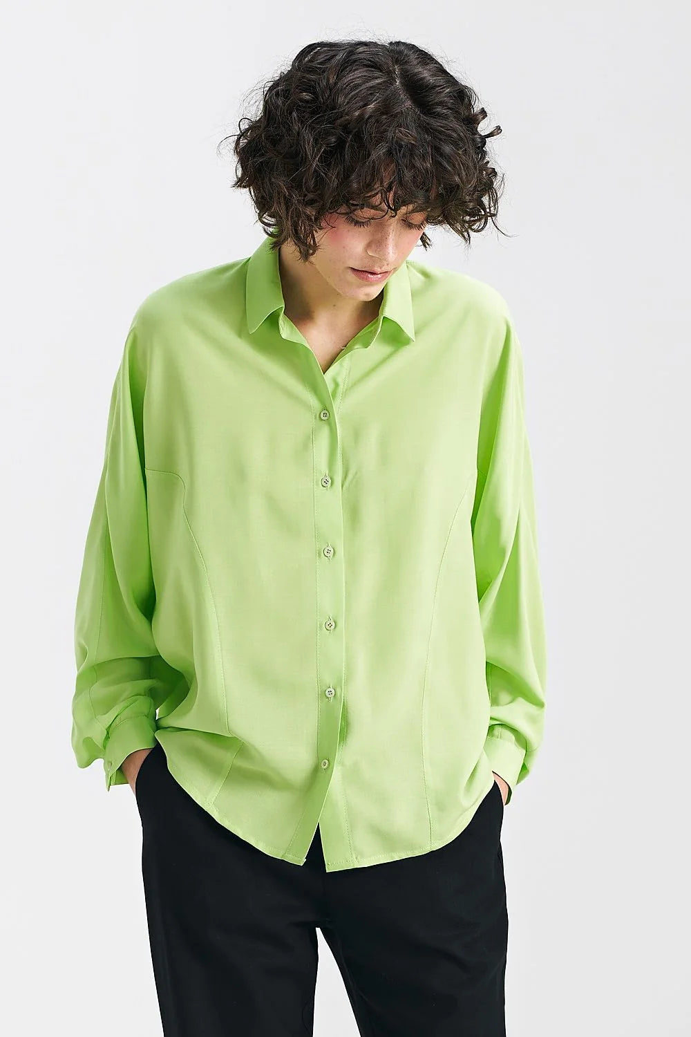 Chemise oversize femme manches longues couleur vert lime col classique coupe ample matériau viscose mode été 2023