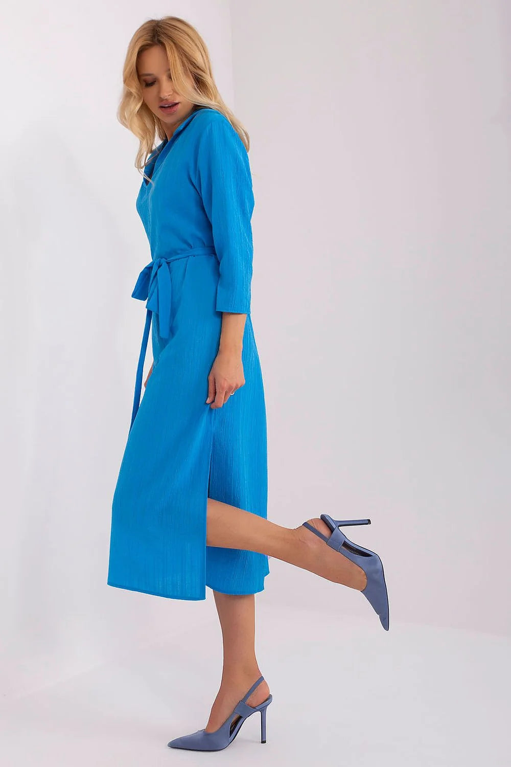 Robe Lakerta cobalt bleu midi col V manches trois quarts ceinture nouée ajustable viscose elasthanne crêpé texturé tombé fluide