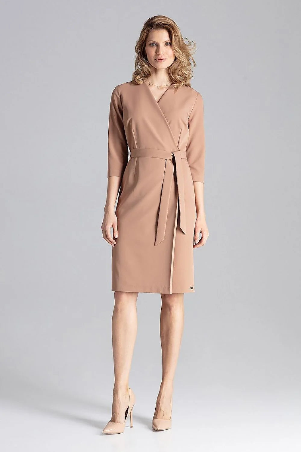 Robe portefeuille polyester élégante jaune moutarde ceinturée classique pour femmes modernes bureaux réunions affaires