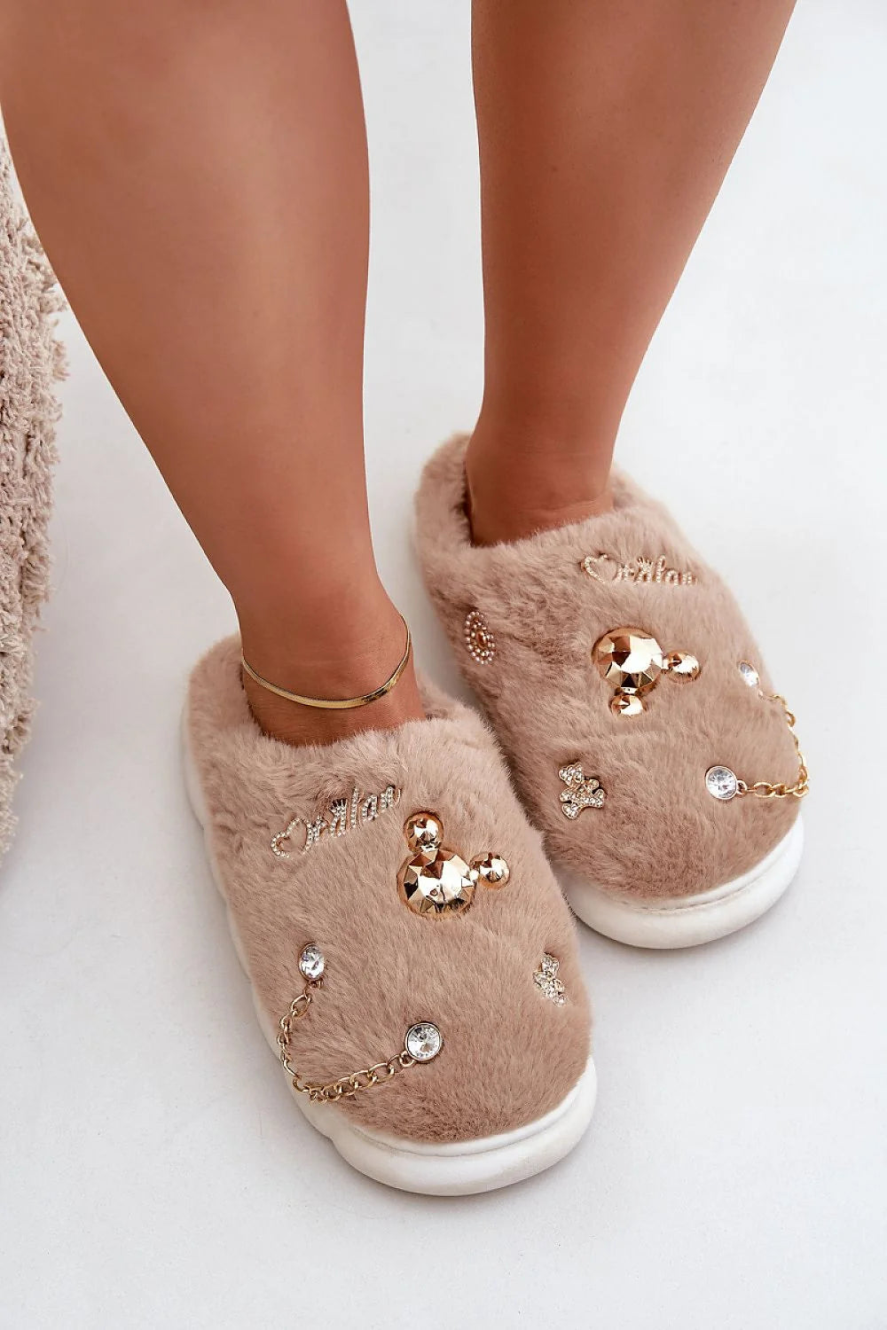 pantoufles mules femme intérieur fausse fourrure beige doublure pelucheuse semelle épaisse blanche profilée confort douillet ornementées dorées strass