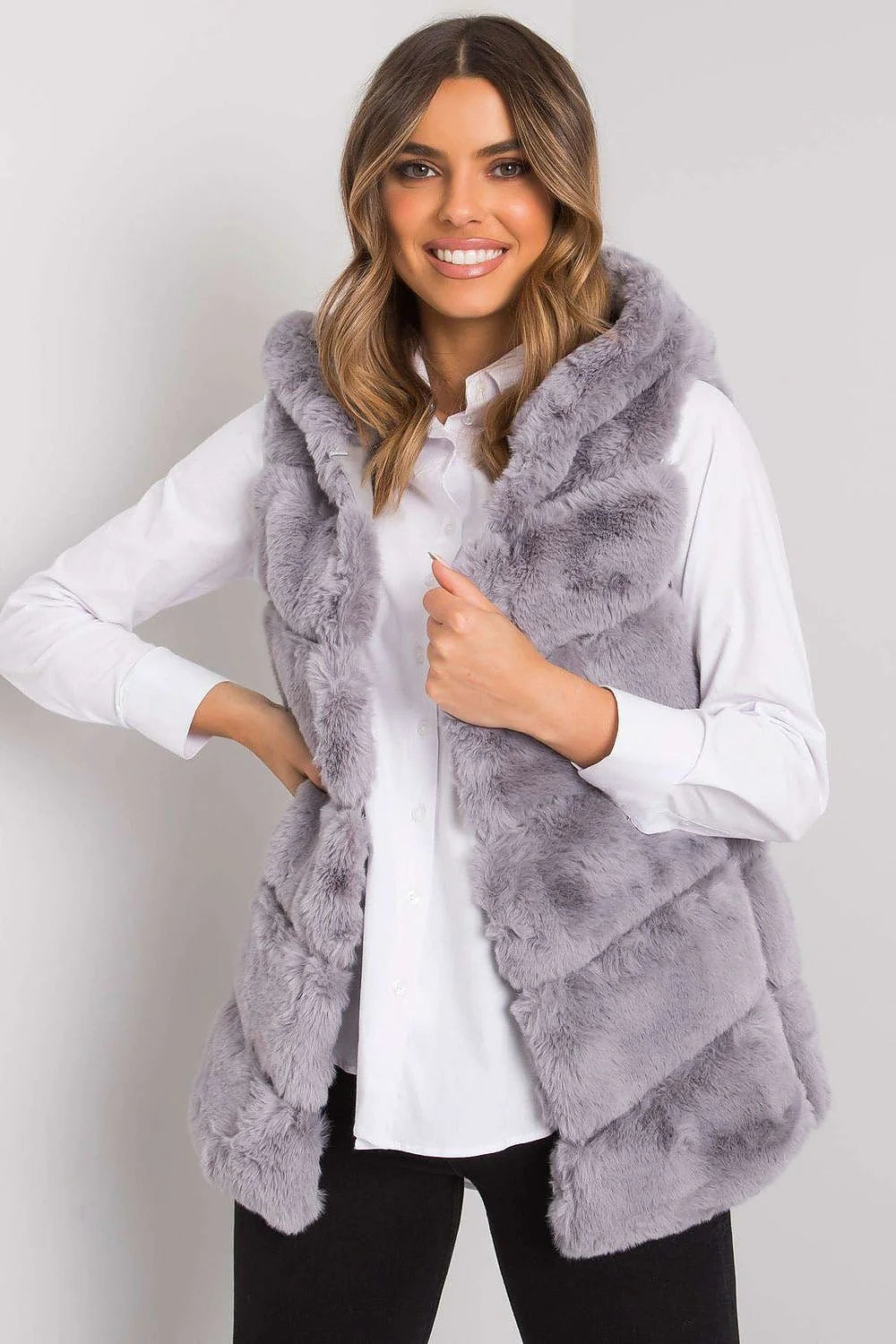Gilet femme fausse fourrure gris clair élégant col montant coupe droite automne hiver mode