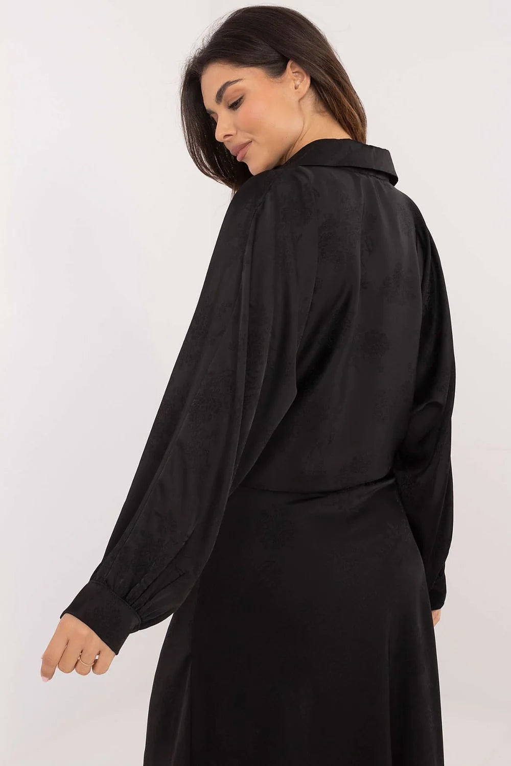 ensemble élégante femme noir chemise nouée taille manches longues bouffantes poignets boutonnés jupe droite cheville satiné soyeux motifs discrets fluide