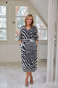 Robe de jour zébrée noire et blanche V-neck ceinture ajustable mi-mollet viscose polyester femme