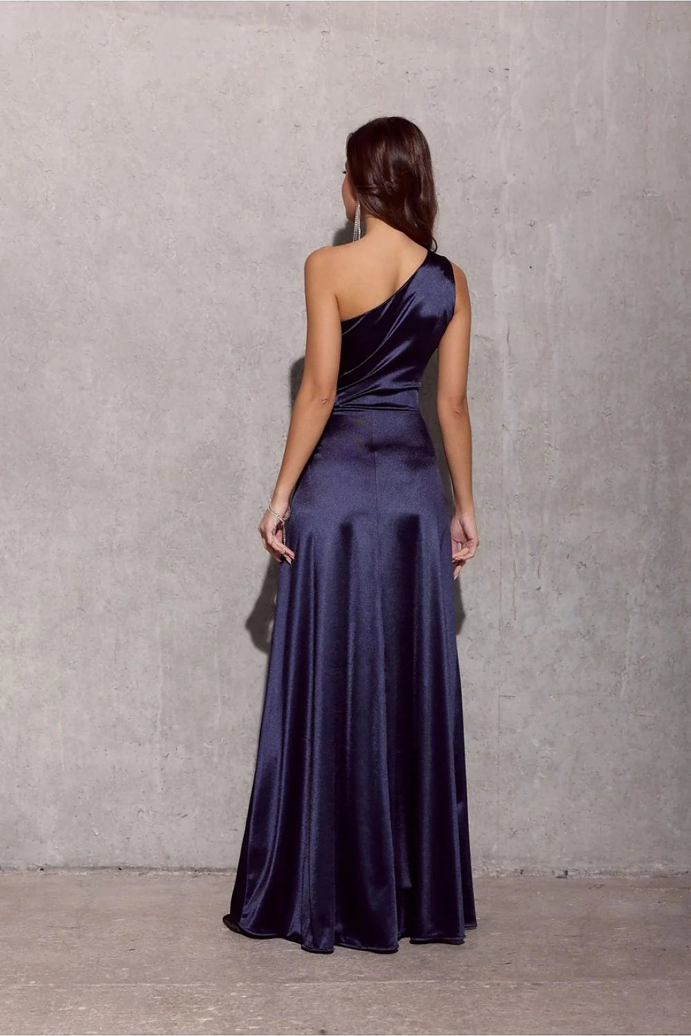 Robe longue élégante style asymétrique en satin bleu marine femme occasion spéciale coupe ajustée