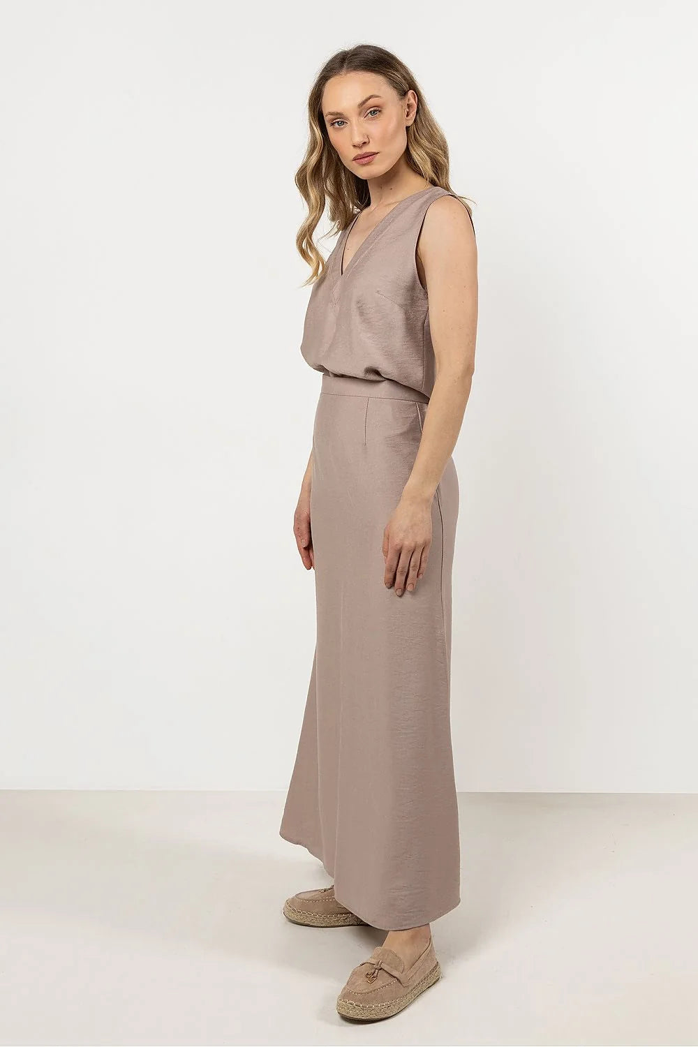 Robe longue sans manches col V style minimaliste femme matière légère fluide couleur neutre polyvalente