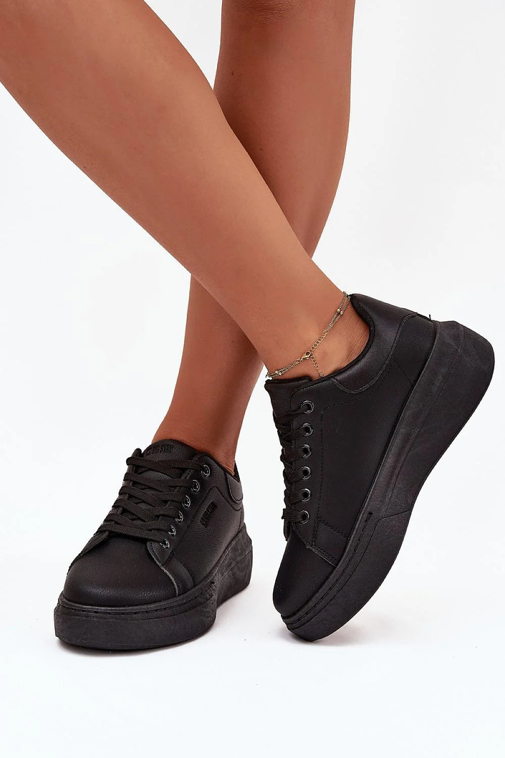 baskets femme plateforme noires cuir écologique similicuir mat lacets œillets métalliques col rembourré semelle épaisse caoutchouc confort stabilité tendance urbaine
