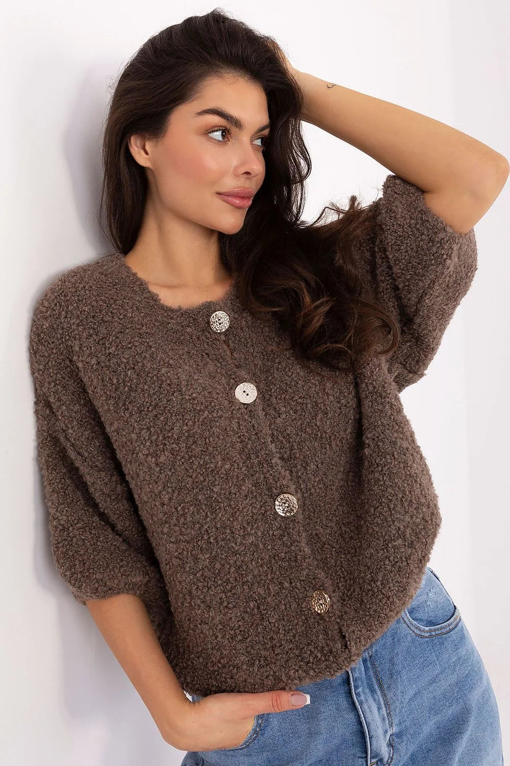 cardigan femme maille bouclée marron chocolat coupe courte oversized manches troisquarts boutonnage central boutons dorés texturés pelucheuse sherpa chaude cocooning