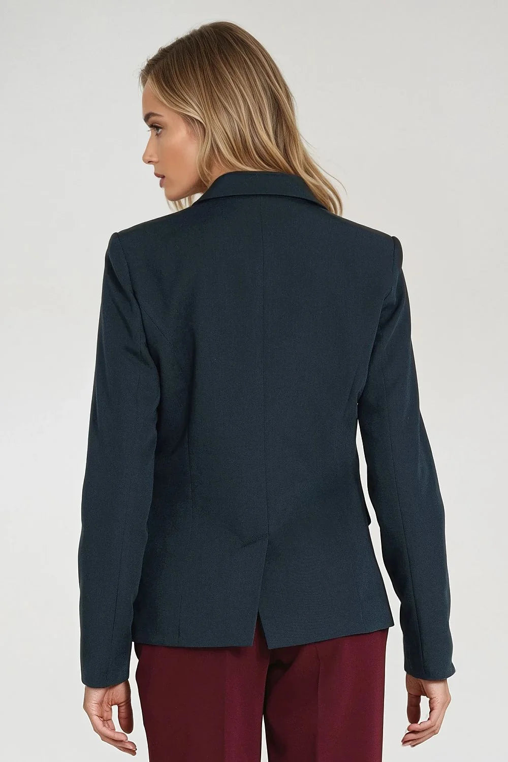 blazer femme ajustée cintrée col cranté revers classiques manches longues épaulettes intégrées fermeture bouton unique poches rabat doublure