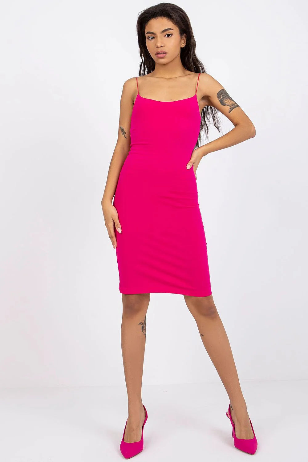 robe jour ajustée sans bretelles fuchsia vibrante coupe moulante longueur genou tissu stretch lisse doux extensible élégante soirée cocktail