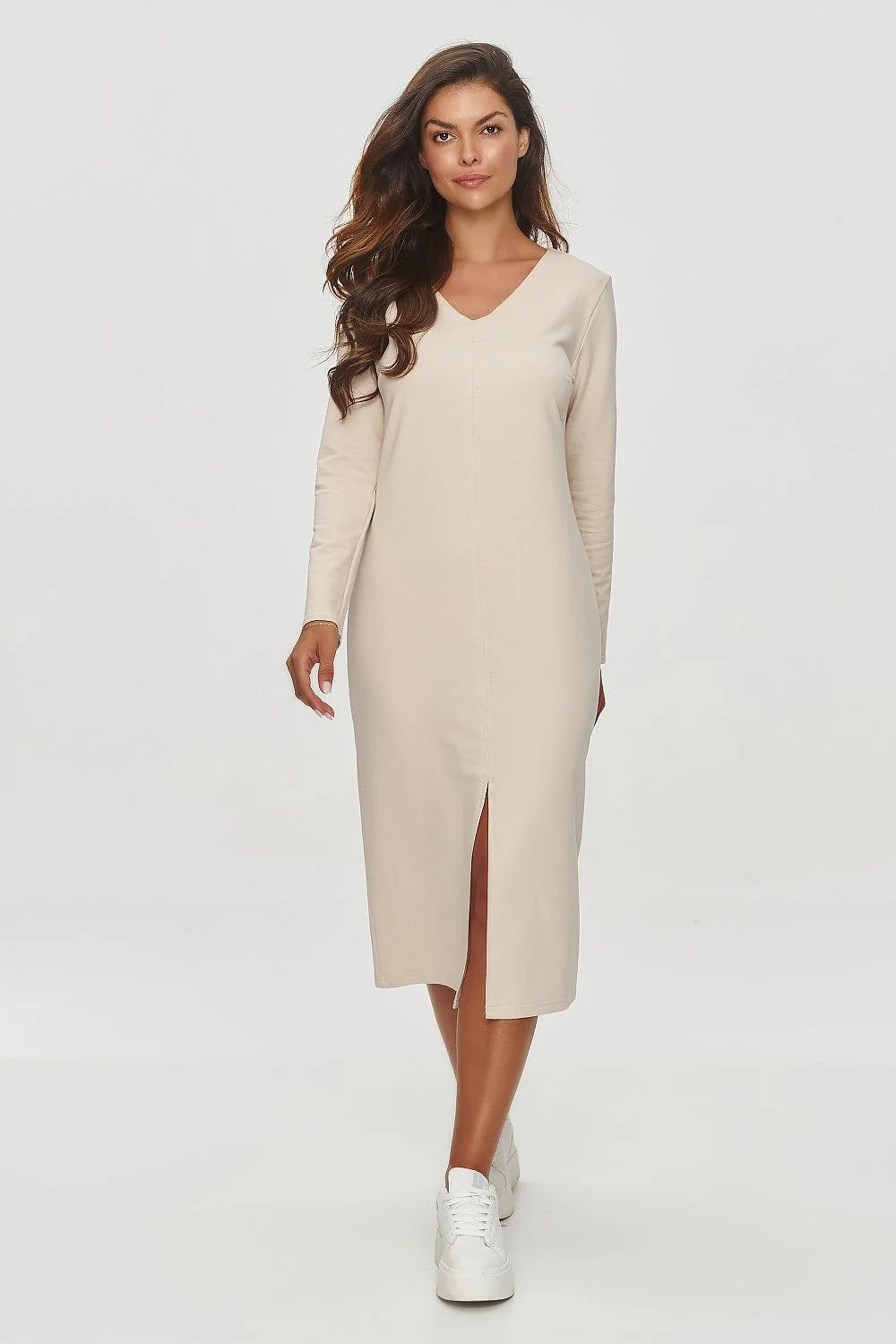Robe de jour minimaliste Makadamia coupe droite col V manches longues teinte beige clair finitions élégantes femme