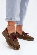 mocassins femme suédine écologique marron foncé coutures moctoe lacets bordeaux oeillets métalliques semelle caoutchouc légère bout arrondi slipon