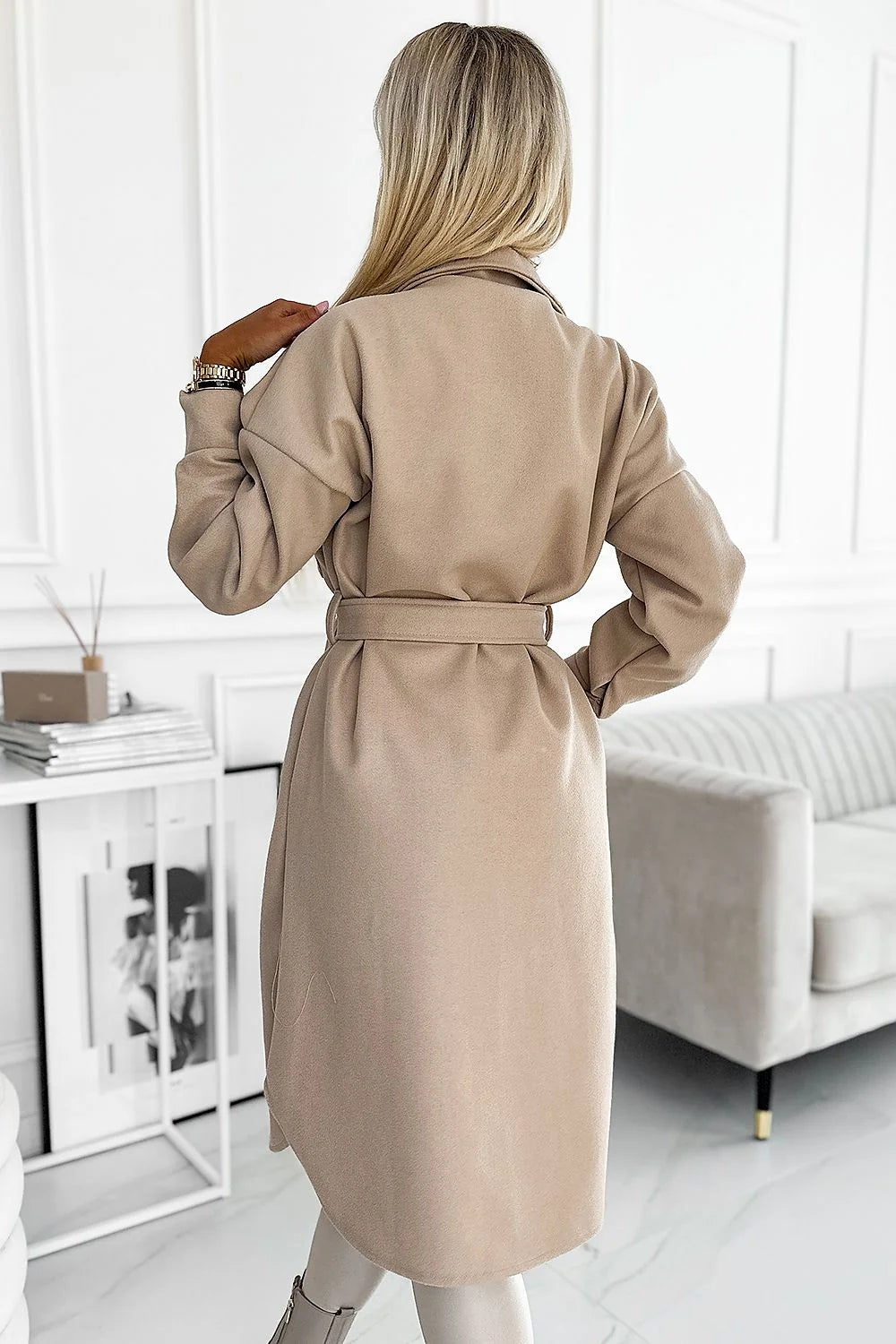 Manteau féminin style épuré beige clair matériau doux coupe structurée occasions multiples marque Numoco production européenne