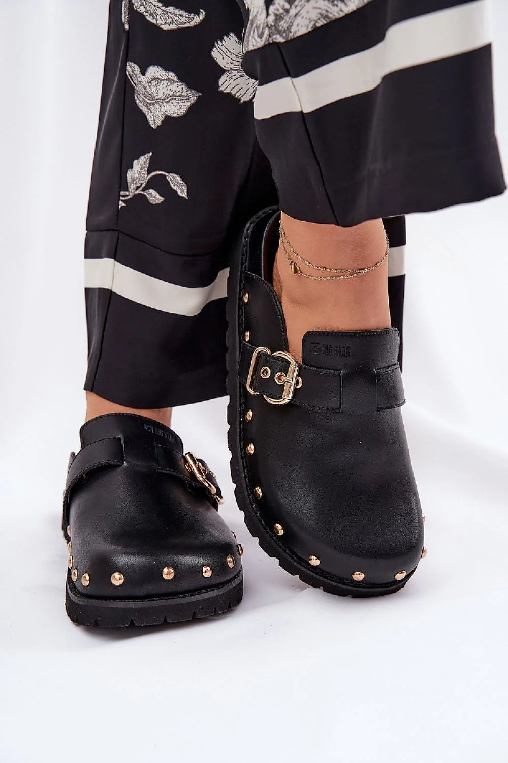 Sabots femmes style moderne élégance sabot à clous dorés boucle métallique cuir noir semelle caoutchouc femme été