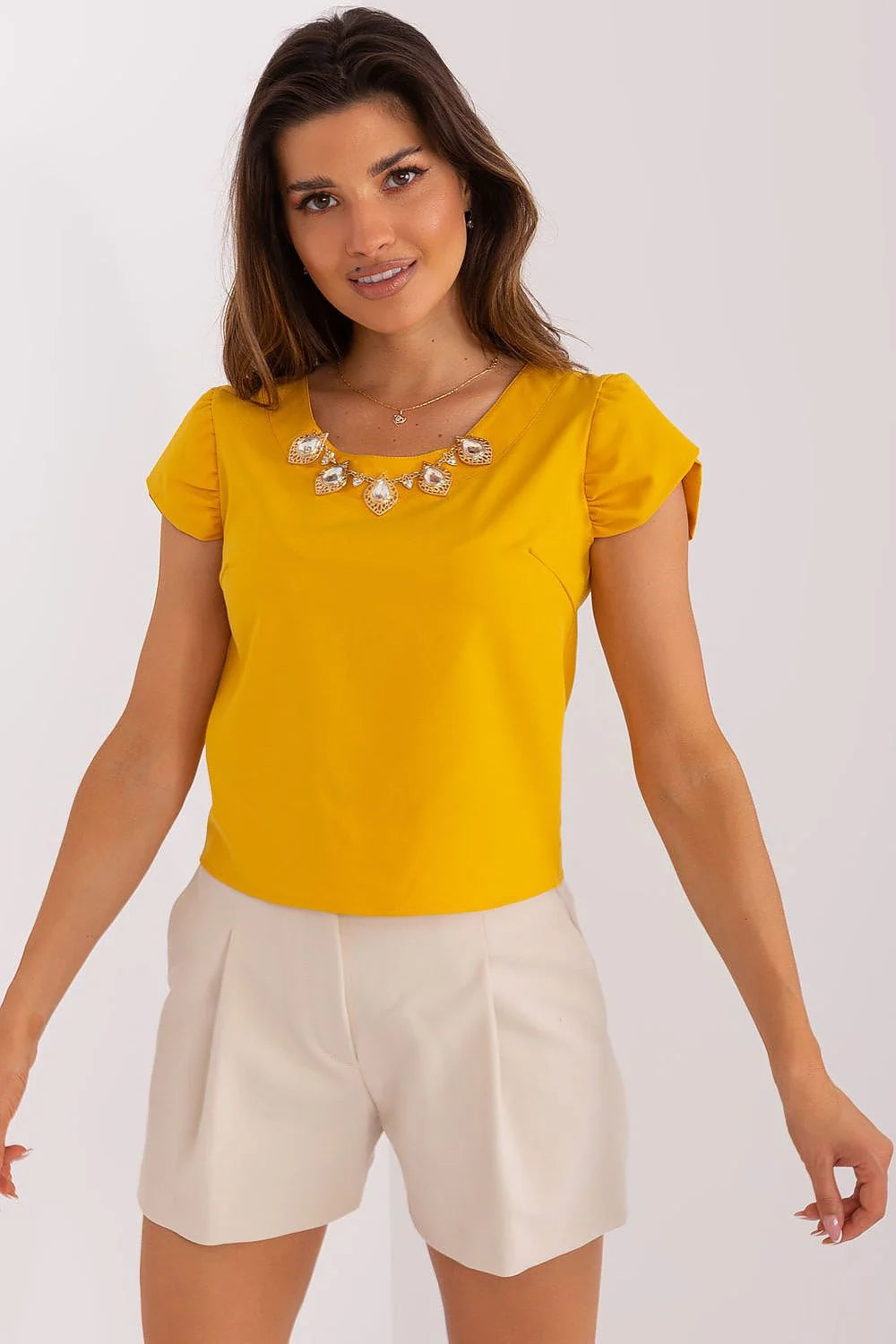 chemisier Lakerta femme jaune moutarde court manches ballon plissées encolure ronde ornements dorés pierres blanches ajusté