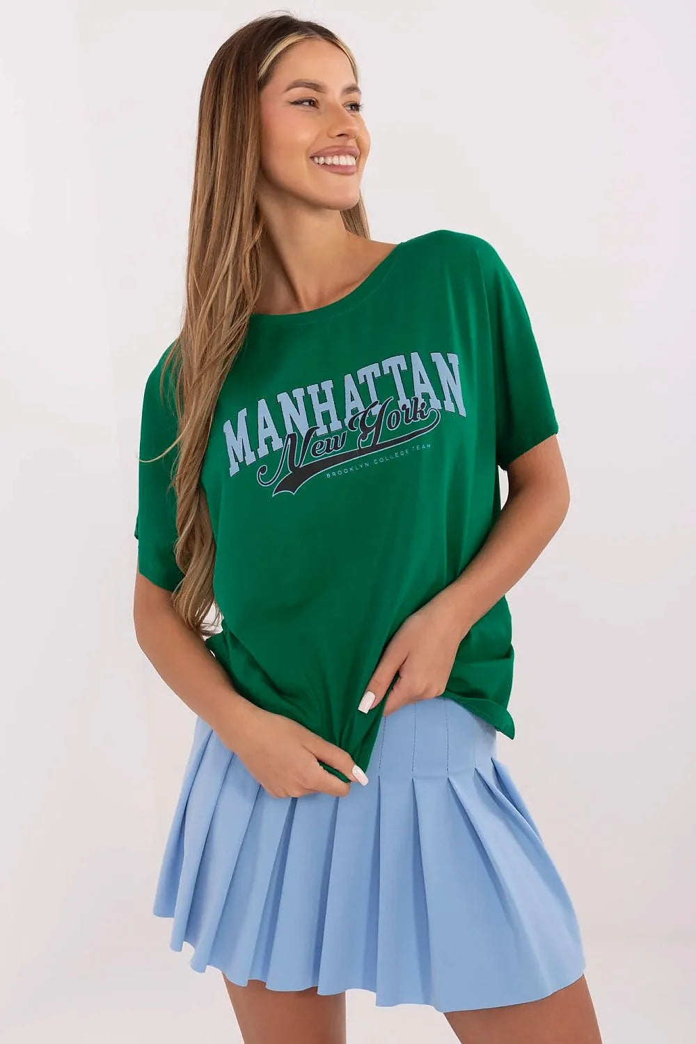 T-shirt femme en coton Manhattan New York Brooklyn College Team style urbain décontracté vert foncé imprimé manches courtes col rond associé jupe plissée bleu clair