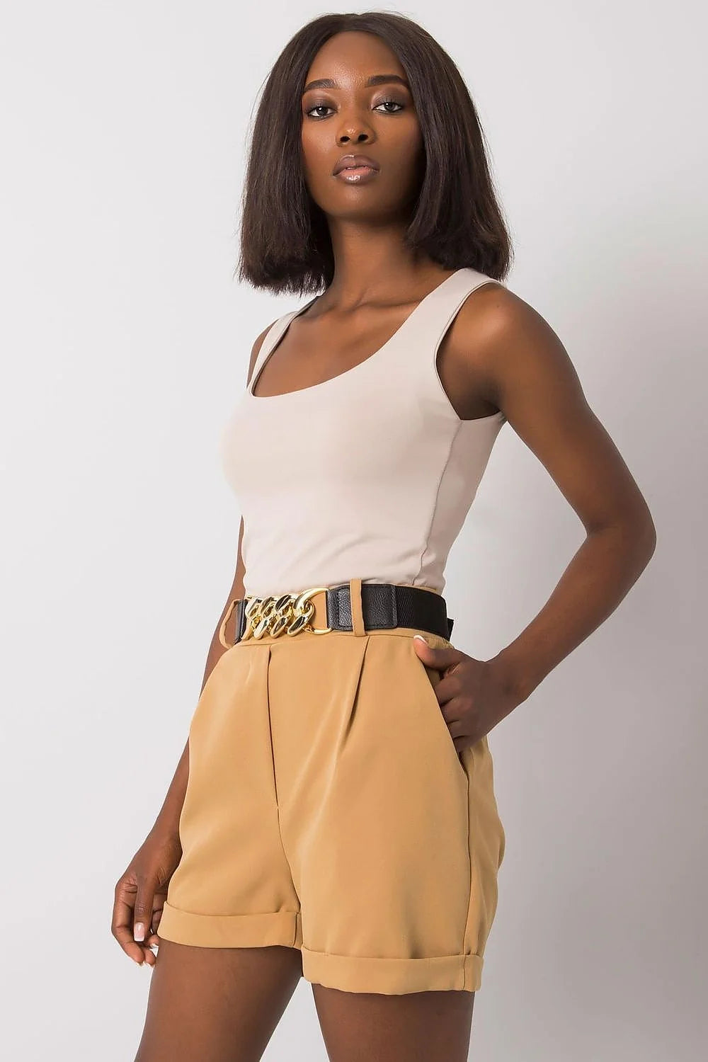 Short élastique sans-manches couleur vive côtelé ajusté ceinture dorée haut taille haute bandeau féminin style minimaliste look moderne