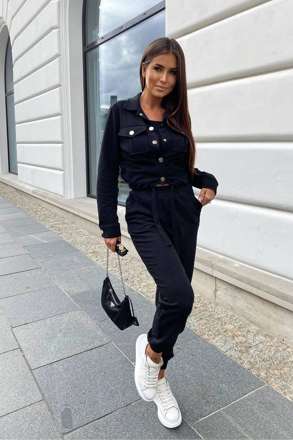 Ensemble 3 pièces féminin élégant modern style noir avec détails dorés jacket top pantalon femmes