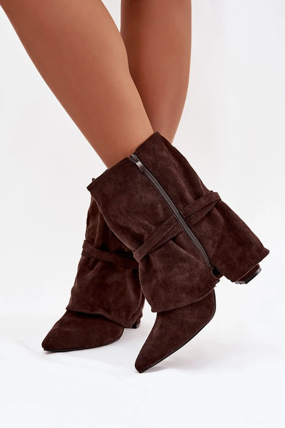bottines femme suédé marron foncé cheville mihaute bout pointu talon bloc franges lanières boucles dorées plissés fermeture intérieure semelle antidérapante