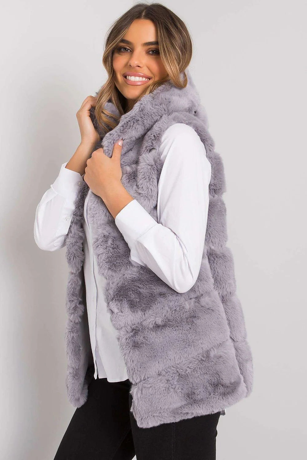 Gilet femme fausse fourrure gris clair élégant col montant coupe droite automne hiver mode
