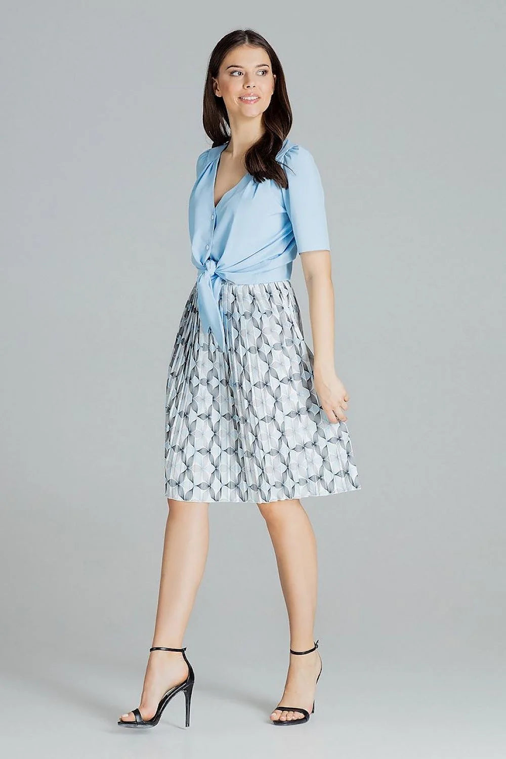 ensemble chemisier bleu ciel noué colV manches courtes boutonné jupe plissée midi imprimée géométrique blanc gris fluide taille élastique chic