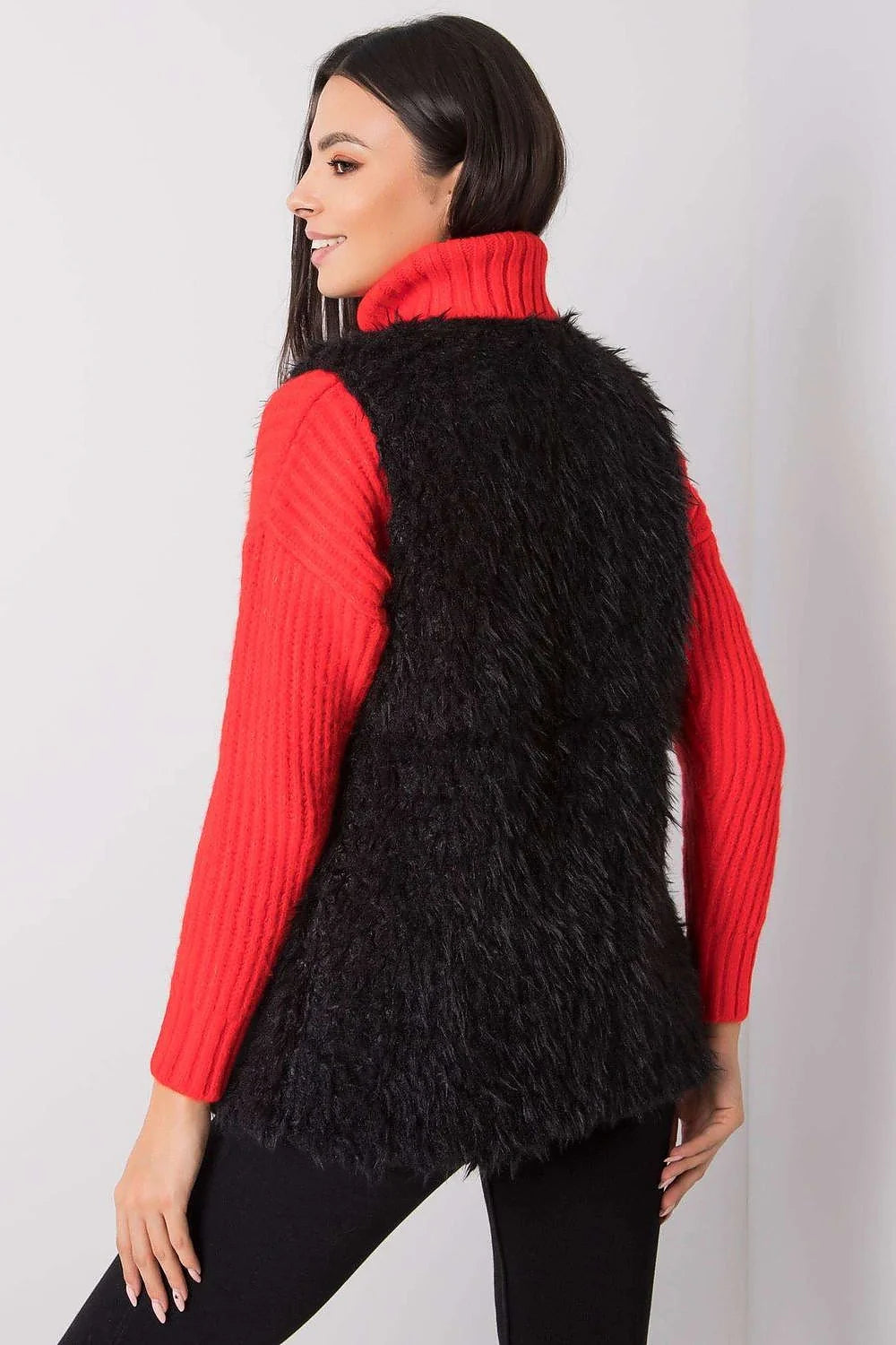 Gilet sans manches Och Bella en fausse fourrure noire avec pull à col roulé rouge côtelé pour femmes