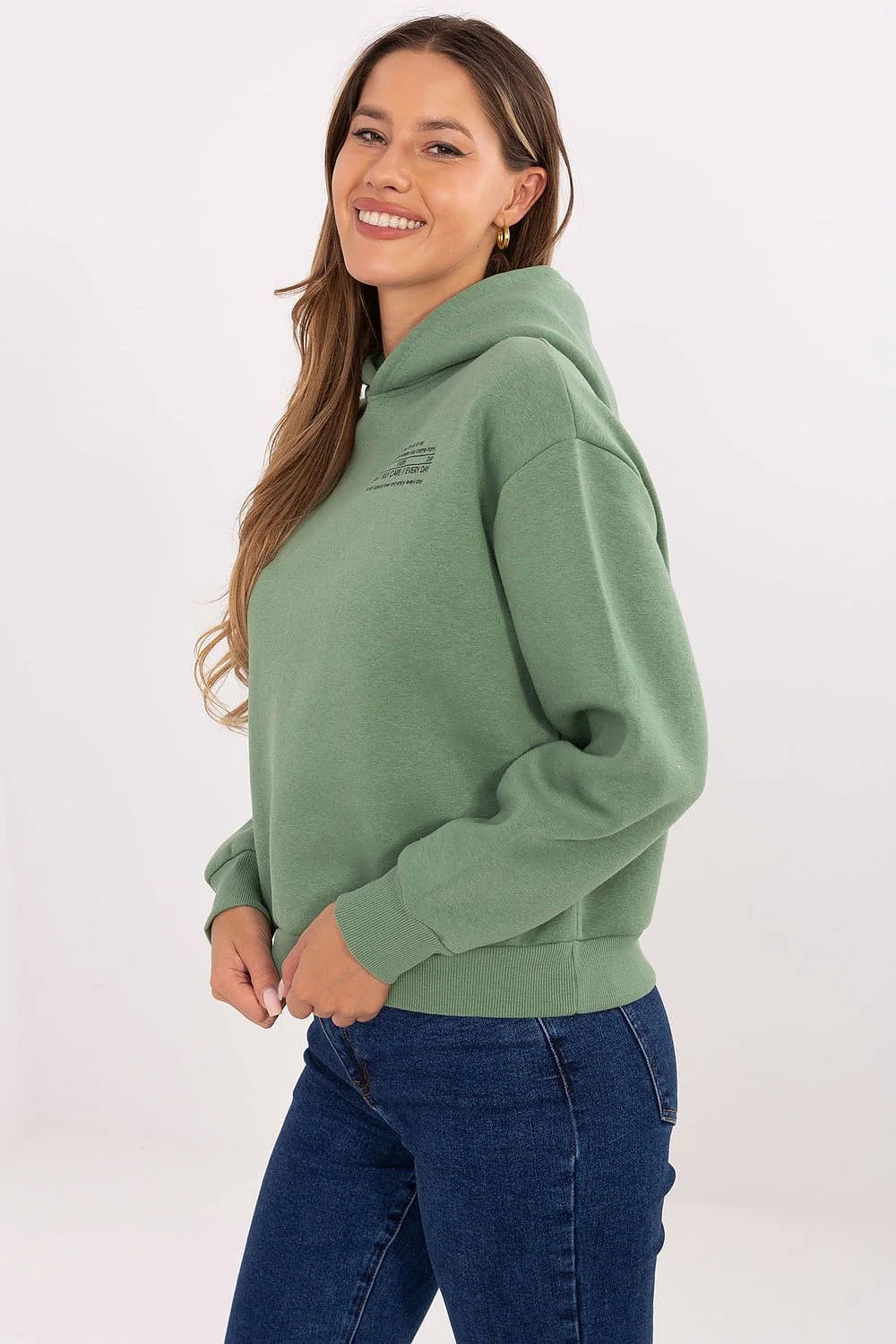 sweat capuche femme vert sauge coupe relaxed courte hanches épaules tombantes molletonné doux bords côtes poignets imprimé noir