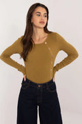 Pull féminin élégant Chandail AT en maille côtelée jaune moutarde, manches longues, boutons décoratifs, style moderne, coupe ajustée pour femme